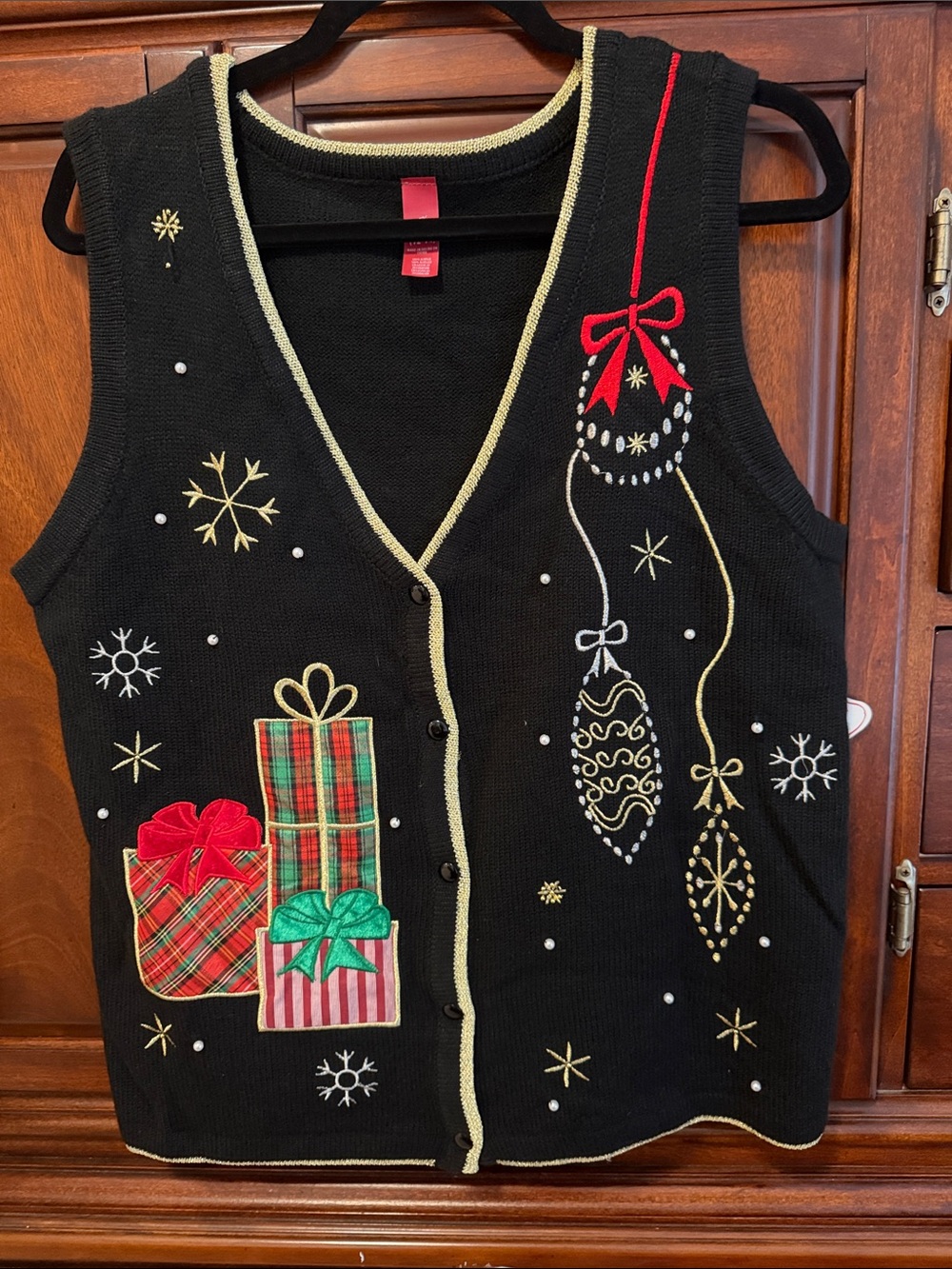 Black red green NWT size large Christmas vest gold trim
